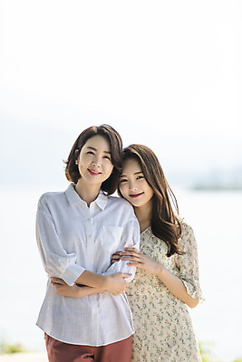 포토 JPG 주간 여자 딸 행복 여유 40대 중년 여행 데이트 가족 안기 모녀 엄마 휴가 휴식 함께함 사랑 가족애 미소 사람 상반신 20대 성인 야외 두명 앞모습 강 팔짱 기댐 화목 다정 봄 기쁨 한국인 자녀 강가 애정표현 힐링 효도 경기도 남한강 두물머리 양평 여자만 국내포토 자연요소 계절 감정 뷰포인트 컨셉 관계 모션 한국 표정 동양인 청년 표현 파일형식