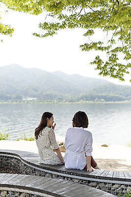 포토 JPG 주간 응시 여자 딸 행복 여유 40대 중년 여행 데이트 가족 모녀 엄마 휴가 휴식 함께함 대화 사랑 가족애 사람 앉기 상반신 20대 성인 야외 두명 뒷모습 강 화목 다정 봄 기쁨 한국인 자녀 강가 힐링 걸터앉기 효도 경기도 남한강 두물머리 양평 여자만 국내포토 자연요소 시선 계절 감정 뷰포인트 컨셉 관계 모션 한국 말하기 동양인 청년 파일형식
