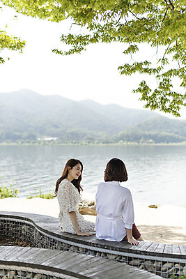 포토 JPG 주간 응시 여자 딸 행복 여유 40대 중년 여행 데이트 가족 모녀 엄마 휴가 휴식 함께함 대화 사랑 가족애 사람 앉기 상반신 20대 성인 야외 두명 뒷모습 강 화목 다정 봄 기쁨 한국인 자녀 강가 힐링 걸터앉기 효도 경기도 남한강 두물머리 양평 여자만 국내포토 자연요소 시선 계절 감정 뷰포인트 컨셉 관계 모션 한국 말하기 동양인 청년 파일형식