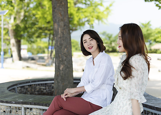 포토 JPG 주간 나무 응시 여자 딸 행복 여유 40대 중년 여행 데이트 가족 모녀 엄마 휴가 휴식 함께함 사랑 가족애 미소 사람 앉기 상반신 20대 성인 야외 두명 옆모습 화목 다정 봄 기쁨 한국인 자녀 힐링 걸터앉기 효도 경기도 남한강 두물머리 양평 여자만 국내포토 자연요소 식물 시선 계절 감정 뷰포인트 컨셉 관계 모션 한국 표정 동양인 청년 강 파일형식