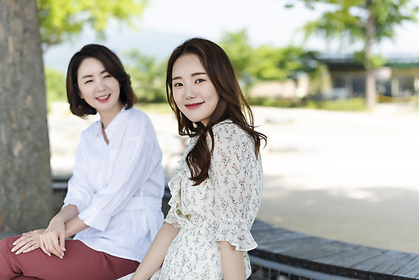 포토 JPG 주간 응시 여자 딸 행복 여유 40대 중년 여행 데이트 가족 모녀 엄마 휴가 휴식 함께함 사랑 가족애 미소 사람 앉기 상반신 20대 성인 야외 두명 옆모습 화목 다정 봄 기쁨 한국인 자녀 힐링 걸터앉기 효도 경기도 남한강 두물머리 양평 여자만 국내포토 자연요소 시선 계절 감정 뷰포인트 컨셉 관계 모션 한국 표정 동양인 청년 강 파일형식