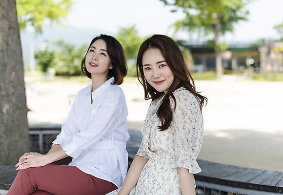 포토 JPG 주간 응시 여자 딸 행복 여유 40대 중년 여행 데이트 가족 모녀 엄마 휴가 휴식 함께함 사랑 가족애 미소 사람 앉기 상반신 20대 성인 야외 두명 옆모습 화목 다정 봄 기쁨 한국인 자녀 힐링 걸터앉기 효도 경기도 남한강 두물머리 양평 여자만 국내포토 자연요소 시선 계절 감정 뷰포인트 컨셉 관계 모션 한국 표정 동양인 청년 강 파일형식