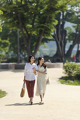 포토 JPG 주간 전신 여자 딸 행복 여유 40대 중년 여행 데이트 가족 모녀 엄마 휴가 휴식 함께함 말하기 대화 사랑 가족애 미소 사람 20대 성인 야외 두명 앞모습 걷기 팔짱 화목 다정 봄 기쁨 한국인 자녀 힐링 효도 경기도 남한강 두물머리 양평 여자만 국내포토 자연요소 계절 감정 뷰포인트 컨셉 관계 모션 한국 표정 동양인 청년 강 파일형식