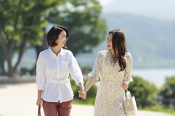 포토 JPG 주간 여자 딸 행복 여유 40대 중년 여행 데이트 가족 모녀 엄마 휴가 휴식 함께함 사랑 가족애 미소 웃음 사람 상반신 20대 성인 야외 두명 앞모습 강 팔짱 손잡기 화목 다정 봄 기쁨 한국인 자녀 강가 힐링 효도 경기도 남한강 두물머리 양평 여자만 국내포토 자연요소 계절 감정 뷰포인트 컨셉 관계 모션 한국 표정 동양인 청년 파일형식