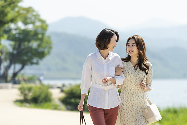 포토 JPG 주간 여자 딸 행복 여유 40대 중년 여행 데이트 가족 모녀 엄마 휴가 휴식 함께함 사랑 가족애 미소 웃음 사람 상반신 20대 성인 야외 두명 앞모습 강 팔짱 손잡기 화목 다정 봄 기쁨 한국인 자녀 강가 힐링 효도 경기도 남한강 두물머리 양평 여자만 국내포토 자연요소 계절 감정 뷰포인트 컨셉 관계 모션 한국 표정 동양인 청년 파일형식