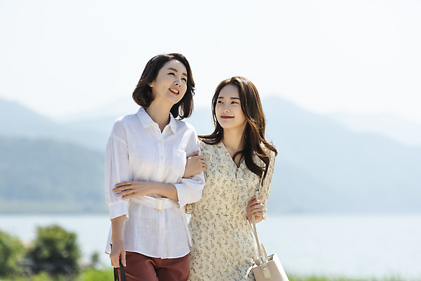 포토 JPG 주간 여자 딸 행복 여유 40대 중년 여행 데이트 가족 모녀 엄마 휴가 휴식 함께함 사랑 가족애 미소 웃음 사람 상반신 20대 성인 야외 두명 앞모습 강 팔짱 손잡기 화목 다정 봄 기쁨 한국인 자녀 강가 힐링 효도 경기도 남한강 두물머리 양평 여자만 국내포토 자연요소 계절 감정 뷰포인트 컨셉 관계 모션 한국 표정 동양인 청년 파일형식