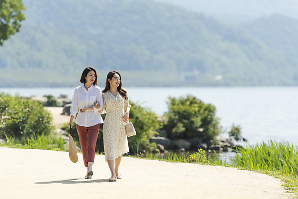 포토 JPG 주간 전신 응시 여자 딸 행복 여유 40대 중년 여행 데이트 가족 모녀 엄마 휴가 휴식 함께함 말하기 대화 사랑 가족애 미소 웃음 사람 20대 성인 야외 두명 앞모습 강 걷기 팔짱 화목 다정 봄 기쁨 한국인 자녀 강가 힐링 효도 경기도 남한강 두물머리 양평 여자만 국내포토 자연요소 시선 계절 감정 뷰포인트 컨셉 관계 모션 한국 표정 동양인 청년 파일형식