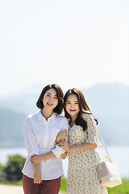 포토 JPG 주간 여자 딸 행복 여유 40대 중년 여행 데이트 가족 모녀 엄마 휴가 휴식 함께함 사랑 가족애 웃음 사람 상반신 20대 성인 야외 두명 앞모습 강 팔짱 화목 다정 봄 기쁨 한국인 자녀 강가 힐링 효도 경기도 남한강 두물머리 양평 여자만 국내포토 자연요소 계절 감정 뷰포인트 컨셉 관계 모션 한국 표정 동양인 청년 파일형식