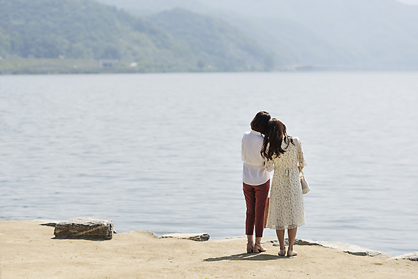 포토 JPG 주간 전신 응시 여자 딸 행복 여유 40대 중년 여행 데이트 가족 모녀 엄마 휴가 휴식 함께함 사랑 가족애 서기 사람 20대 성인 야외 두명 뒷모습 강 화목 다정 봄 기쁨 한국인 자녀 강가 힐링 효도 경기도 남한강 두물머리 양평 여자만 국내포토 자연요소 시선 계절 감정 뷰포인트 컨셉 관계 모션 한국 동양인 청년 파일형식