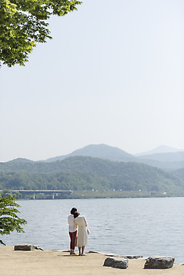 포토 JPG 주간 전신 응시 여자 딸 행복 여유 40대 중년 여행 데이트 가족 모녀 엄마 휴가 휴식 함께함 사랑 가족애 서기 사람 20대 성인 야외 두명 뒷모습 강 화목 다정 봄 기쁨 한국인 자녀 강가 힐링 효도 경기도 남한강 두물머리 양평 여자만 국내포토 자연요소 시선 계절 감정 뷰포인트 컨셉 관계 모션 한국 동양인 청년 파일형식