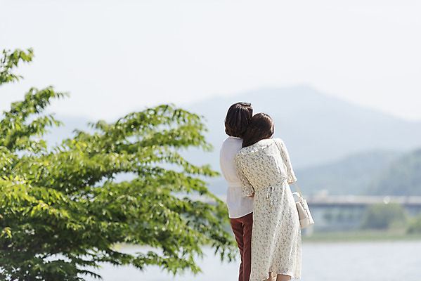 포토 JPG 주간 응시 여자 딸 행복 여유 40대 중년 여행 데이트 가족 모녀 엄마 휴가 휴식 함께함 사랑 가족애 서기 사람 상반신 20대 성인 야외 두명 뒷모습 강 화목 다정 봄 기쁨 한국인 자녀 강가 힐링 효도 경기도 남한강 두물머리 양평 여자만 국내포토 자연요소 시선 계절 감정 뷰포인트 컨셉 관계 모션 한국 동양인 청년 파일형식