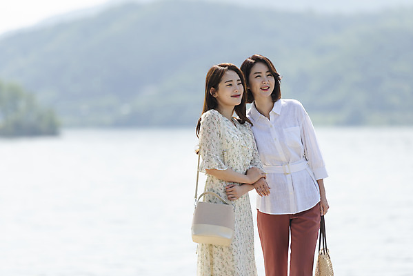 포토 JPG 주간 응시 여자 딸 행복 여유 40대 중년 여행 데이트 가족 모녀 엄마 휴가 휴식 함께함 사랑 가족애 미소 사람 상반신 20대 성인 야외 두명 앞모습 강 팔짱 손잡기 화목 다정 봄 기쁨 한국인 자녀 강가 힐링 효도 경기도 남한강 두물머리 양평 여자만 국내포토 자연요소 시선 계절 감정 뷰포인트 컨셉 관계 모션 한국 표정 동양인 청년 파일형식