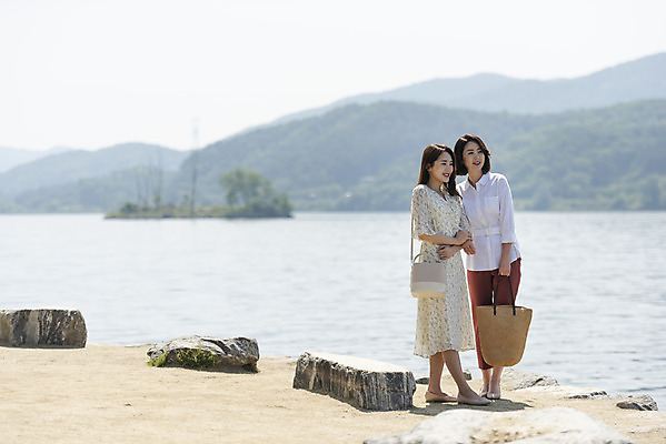 포토 JPG 주간 전신 응시 여자 딸 행복 여유 40대 중년 여행 데이트 가족 모녀 엄마 휴가 휴식 함께함 말하기 대화 사랑 가족애 서기 미소 사람 20대 성인 야외 두명 앞모습 강 걷기 팔짱 손잡기 화목 다정 봄 기쁨 한국인 자녀 강가 힐링 효도 경기도 남한강 두물머리 양평 여자만 국내포토 자연요소 시선 계절 감정 뷰포인트 컨셉 관계 모션 한국 표정 동양인 청년 파일형식