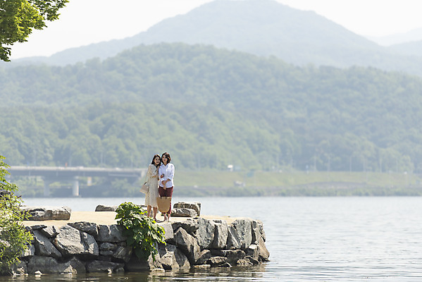 포토 JPG 주간 전신 여자 딸 행복 여유 40대 중년 여행 데이트 가족 모녀 엄마 휴가 휴식 함께함 사랑 가족애 사람 20대 성인 야외 두명 앞모습 강 화목 다정 봄 기쁨 한국인 자녀 강가 힐링 효도 경기도 남한강 두물머리 양평 여자만 국내포토 자연요소 계절 감정 뷰포인트 컨셉 관계 한국 동양인 청년 파일형식