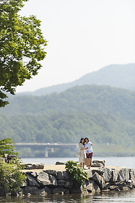 포토 JPG 주간 전신 나무 여자 딸 행복 여유 40대 중년 여행 데이트 가족 모녀 엄마 휴가 휴식 산 함께함 사랑 가족애 사람 20대 성인 야외 두명 앞모습 강 팔짱 화목 다정 봄 기쁨 한국인 자녀 가리킴 강가 힐링 효도 경기도 남한강 두물머리 양평 여자만 국내포토 자연요소 식물 계절 감정 뷰포인트 컨셉 관계 모션 한국 동양인 손짓 청년 파일형식