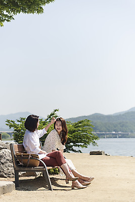 포토 JPG 주간 전신 여자 딸 행복 여유 40대 중년 여행 벤치 데이트 가족 모녀 엄마 휴가 휴식 함께함 대화 사랑 가족애 미소 웃음 사람 앉기 20대 성인 야외 두명 옆모습 강 화목 다정 봄 기쁨 한국인 자녀 강가 힐링 효도 경기도 남한강 두물머리 양평 여자만 국내포토 자연요소 계절 감정 뷰포인트 컨셉 의자 관계 모션 한국 표정 말하기 동양인 청년 파일형식