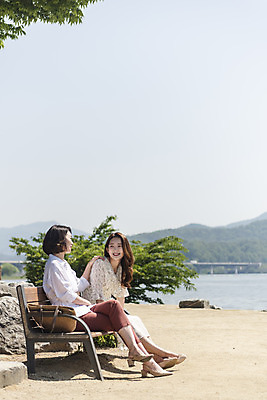 포토 JPG 주간 전신 여자 딸 행복 여유 40대 중년 여행 벤치 데이트 가족 모녀 엄마 휴가 휴식 함께함 대화 사랑 가족애 미소 웃음 사람 앉기 20대 성인 야외 두명 옆모습 강 화목 다정 봄 기쁨 한국인 자녀 강가 힐링 효도 경기도 남한강 두물머리 양평 여자만 국내포토 자연요소 계절 감정 뷰포인트 컨셉 의자 관계 모션 한국 표정 말하기 동양인 청년 파일형식