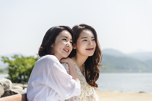 포토 JPG 주간 여자 딸 행복 여유 40대 중년 여행 데이트 가족 모녀 엄마 휴가 휴식 함께함 사랑 가족애 미소 사람 상반신 20대 성인 야외 두명 옆모습 강 기댐 화목 다정 봄 기쁨 한국인 자녀 강가 힐링 효도 경기도 남한강 두물머리 양평 여자만 어깨에손 국내포토 자연요소 계절 감정 뷰포인트 컨셉 관계 모션 한국 표정 동양인 청년 파일형식