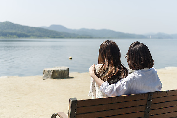 포토 JPG 주간 응시 여자 딸 행복 여유 40대 중년 여행 벤치 데이트 가족 모녀 엄마 휴가 휴식 함께함 사랑 가족애 사람 앉기 상반신 20대 성인 야외 두명 뒷모습 강 화목 다정 봄 기쁨 한국인 자녀 강가 힐링 효도 경기도 남한강 두물머리 양평 여자만 어깨에손 국내포토 자연요소 시선 계절 감정 뷰포인트 컨셉 의자 관계 모션 한국 동양인 청년 파일형식