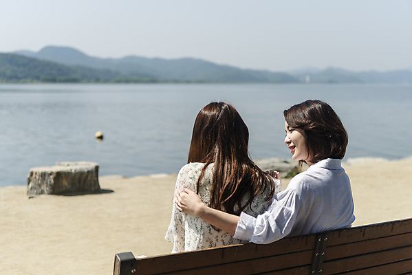 포토 JPG 주간 응시 여자 딸 행복 여유 40대 중년 여행 벤치 데이트 가족 모녀 엄마 휴가 휴식 함께함 사랑 가족애 사람 앉기 상반신 20대 성인 야외 두명 뒷모습 강 화목 다정 봄 기쁨 한국인 자녀 강가 힐링 효도 경기도 남한강 두물머리 양평 여자만 어깨에손 국내포토 자연요소 시선 계절 감정 뷰포인트 컨셉 의자 관계 모션 한국 동양인 청년 파일형식