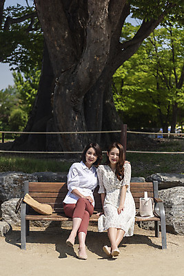 포토 JPG 주간 전신 여자 딸 행복 여유 40대 중년 여행 벤치 데이트 가족 모녀 엄마 휴가 휴식 함께함 사랑 가족애 미소 웃음 사람 앉기 20대 성인 야외 두명 앞모습 화목 다정 봄 기쁨 한국인 자녀 힐링 효도 경기도 두물머리 양평 여자만 국내포토 자연요소 계절 감정 뷰포인트 컨셉 의자 관계 모션 한국 표정 동양인 청년 파일형식