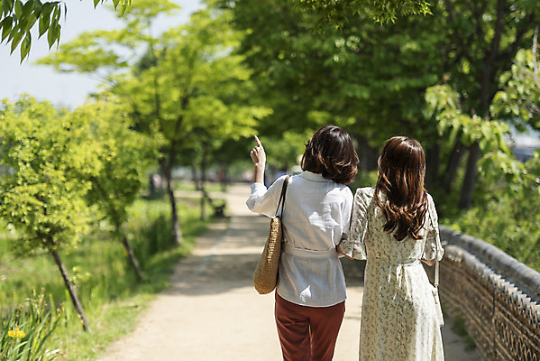 포토 JPG 주간 나무 여자 딸 행복 여유 40대 중년 여행 데이트 가족 모녀 엄마 휴가 휴식 함께함 사랑 가족애 사람 상반신 20대 성인 야외 두명 뒷모습 걷기 화목 다정 봄 산책 기쁨 산책로 한국인 자녀 힐링 효도 경기도 두물머리 양평 여자만 국내포토 자연요소 식물 계절 감정 길 뷰포인트 컨셉 관계 모션 한국 동양인 청년 파일형식