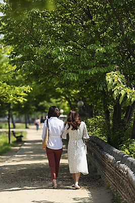 포토 JPG 주간 전신 여자 딸 행복 여유 40대 중년 여행 데이트 가족 모녀 엄마 휴가 휴식 함께함 사랑 가족애 사람 20대 성인 야외 두명 뒷모습 걷기 팔짱 화목 다정 봄 산책 기쁨 산책로 한국인 자녀 힐링 효도 경기도 두물머리 양평 여자만 국내포토 자연요소 계절 감정 길 뷰포인트 컨셉 관계 모션 한국 동양인 청년 파일형식