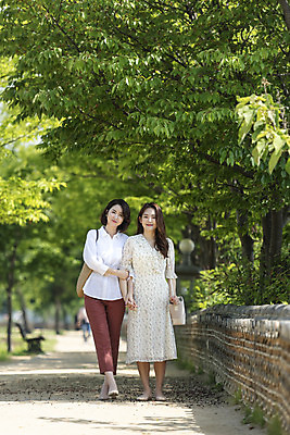포토 JPG 주간 전신 여자 딸 행복 여유 40대 중년 여행 데이트 가족 모녀 엄마 휴가 휴식 함께함 사랑 가족애 사람 20대 성인 야외 두명 앞모습 걷기 팔짱 화목 다정 봄 산책 기쁨 산책로 한국인 자녀 힐링 효도 경기도 두물머리 양평 여자만 국내포토 자연요소 계절 감정 길 뷰포인트 컨셉 관계 모션 한국 동양인 청년 파일형식
