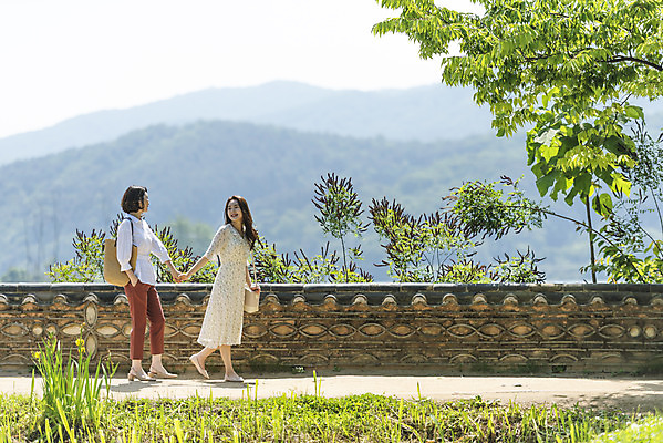포토 JPG 주간 전신 여자 딸 행복 여유 40대 중년 여행 데이트 가족 모녀 엄마 휴가 휴식 함께함 사랑 가족애 미소 사람 20대 성인 야외 두명 옆모습 걷기 손잡기 화목 다정 봄 산책 기쁨 산책로 한국인 자녀 힐링 효도 경기도 두물머리 양평 여자만 국내포토 자연요소 계절 감정 길 뷰포인트 컨셉 관계 모션 한국 표정 동양인 청년 파일형식