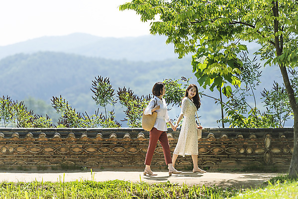 포토 JPG 주간 전신 여자 딸 행복 여유 40대 중년 여행 데이트 가족 모녀 엄마 휴가 휴식 함께함 사랑 가족애 미소 사람 20대 성인 야외 두명 옆모습 걷기 손잡기 화목 다정 봄 산책 기쁨 산책로 한국인 자녀 힐링 효도 경기도 두물머리 양평 여자만 국내포토 자연요소 계절 감정 길 뷰포인트 컨셉 관계 모션 한국 표정 동양인 청년 파일형식