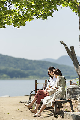 포토 JPG 주간 전신 여자 딸 행복 여유 40대 중년 여행 벤치 데이트 가족 모녀 엄마 휴가 휴식 함께함 사랑 가족애 미소 사람 앉기 20대 성인 야외 두명 옆모습 강 기댐 화목 다정 봄 기쁨 한국인 자녀 강가 힐링 효도 경기도 남한강 두물머리 양평 여자만 국내포토 자연요소 계절 감정 뷰포인트 컨셉 의자 관계 모션 한국 표정 동양인 청년 파일형식