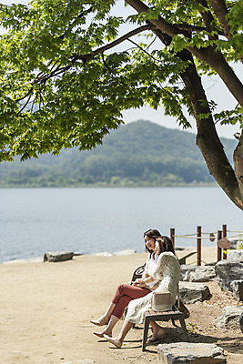 포토 JPG 주간 전신 여자 딸 행복 여유 40대 중년 여행 벤치 데이트 가족 모녀 엄마 휴가 휴식 함께함 사랑 가족애 미소 사람 앉기 20대 성인 야외 두명 옆모습 강 기댐 화목 다정 봄 기쁨 한국인 자녀 강가 힐링 효도 경기도 남한강 두물머리 양평 여자만 국내포토 자연요소 계절 감정 뷰포인트 컨셉 의자 관계 모션 한국 표정 동양인 청년 파일형식