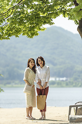 포토 JPG 주간 전신 응시 여자 딸 행복 여유 40대 중년 여행 데이트 가족 모녀 엄마 휴가 휴식 함께함 사랑 가족애 서기 미소 사람 20대 성인 야외 두명 앞모습 강 팔짱 화목 다정 봄 기쁨 한국인 자녀 강가 힐링 효도 경기도 남한강 두물머리 양평 여자만 국내포토 자연요소 시선 계절 감정 뷰포인트 컨셉 관계 모션 한국 표정 동양인 청년 파일형식