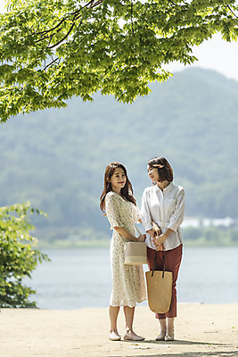 포토 JPG 주간 전신 응시 여자 딸 행복 여유 40대 중년 여행 데이트 가족 안기 모녀 엄마 휴가 휴식 함께함 사랑 가족애 서기 미소 사람 20대 성인 야외 두명 앞모습 강 팔짱 화목 다정 봄 기쁨 한국인 자녀 강가 힐링 효도 경기도 남한강 두물머리 양평 여자만 국내포토 자연요소 시선 계절 감정 뷰포인트 컨셉 관계 모션 한국 표정 동양인 청년 파일형식