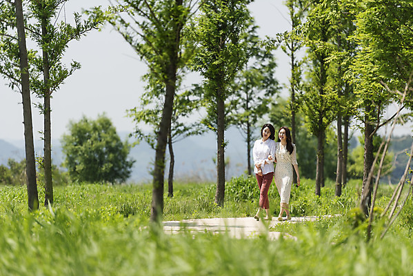 포토 JPG 주간 전신 나무 여자 딸 행복 여유 40대 중년 여행 데이트 가족 모녀 엄마 휴가 휴식 함께함 사랑 가족애 서기 사람 잔디 20대 성인 야외 두명 앞모습 걷기 손잡기 화목 다정 봄 산책 기쁨 산책로 한국인 자녀 힐링 효도 경기도 두물머리 양평 여자만 국내포토 자연요소 식물 계절 감정 길 뷰포인트 컨셉 관계 모션 한국 동양인 청년 파일형식