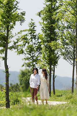 포토 JPG 주간 전신 나무 여자 딸 행복 여유 40대 중년 여행 데이트 가족 모녀 엄마 휴가 휴식 함께함 사랑 가족애 서기 사람 잔디 20대 성인 야외 두명 앞모습 걷기 손잡기 화목 다정 봄 산책 기쁨 산책로 한국인 자녀 힐링 효도 경기도 두물머리 양평 여자만 국내포토 자연요소 식물 계절 감정 길 뷰포인트 컨셉 관계 모션 한국 동양인 청년 파일형식