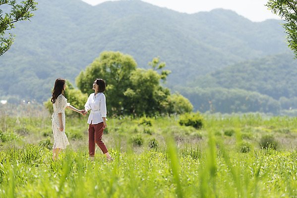 포토 JPG 주간 전신 여자 딸 행복 여유 40대 중년 여행 데이트 가족 모녀 엄마 휴가 휴식 함께함 사랑 가족애 서기 사람 잔디 20대 성인 야외 두명 옆모습 걷기 손잡기 화목 다정 봄 산책 기쁨 산책로 한국인 자녀 힐링 효도 경기도 두물머리 양평 여자만 국내포토 자연요소 식물 계절 감정 길 뷰포인트 컨셉 관계 모션 한국 동양인 청년 파일형식