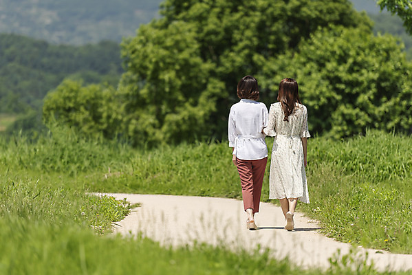 포토 JPG 주간 전신 여자 딸 행복 여유 40대 중년 여행 데이트 가족 모녀 엄마 휴가 휴식 함께함 사랑 가족애 서기 사람 잔디 20대 성인 야외 두명 뒷모습 걷기 손잡기 화목 다정 봄 산책 기쁨 산책로 한국인 자녀 힐링 효도 경기도 두물머리 양평 여자만 국내포토 자연요소 식물 계절 감정 길 뷰포인트 컨셉 관계 모션 한국 동양인 청년 파일형식