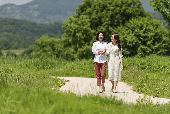 포토 JPG 주간 전신 여자 딸 행복 여유 40대 중년 여행 데이트 가족 모녀 엄마 휴가 휴식 함께함 사랑 가족애 서기 사람 잔디 20대 성인 야외 두명 앞모습 걷기 손잡기 화목 다정 봄 산책 기쁨 산책로 한국인 자녀 힐링 효도 경기도 두물머리 양평 여자만 국내포토 자연요소 식물 계절 감정 길 뷰포인트 컨셉 관계 모션 한국 동양인 청년 파일형식