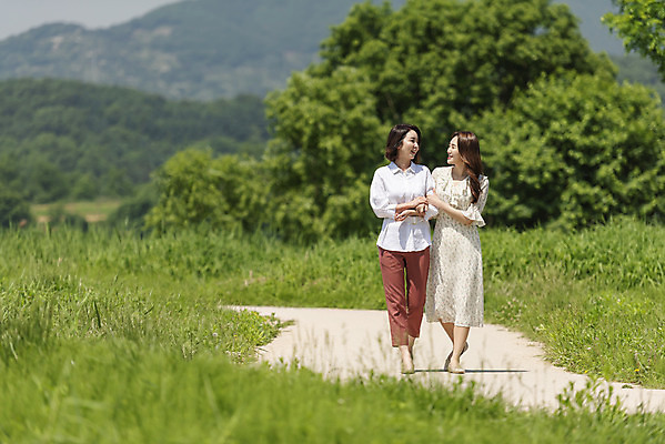 포토 JPG 주간 전신 여자 딸 행복 여유 40대 중년 여행 데이트 가족 모녀 엄마 휴가 휴식 함께함 사랑 가족애 서기 사람 잔디 20대 성인 야외 두명 앞모습 마주보기 걷기 손잡기 화목 다정 봄 산책 기쁨 산책로 한국인 자녀 힐링 효도 경기도 두물머리 양평 여자만 국내포토 자연요소 식물 계절 감정 길 뷰포인트 컨셉 관계 모션 한국 동양인 청년 파일형식