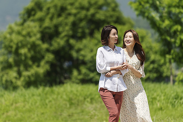 포토 JPG 주간 여자 딸 행복 여유 40대 중년 여행 데이트 가족 모녀 엄마 휴가 휴식 함께함 사랑 가족애 서기 미소 사람 잔디 상반신 20대 성인 야외 두명 앞모습 걷기 손잡기 화목 다정 봄 산책 기쁨 산책로 한국인 자녀 힐링 효도 경기도 두물머리 양평 여자만 국내포토 자연요소 식물 계절 감정 길 뷰포인트 컨셉 관계 모션 한국 표정 동양인 청년 파일형식