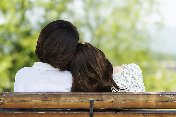 포토 JPG 주간 여자 딸 행복 여유 40대 중년 여행 벤치 데이트 가족 모녀 엄마 휴가 휴식 함께함 사랑 가족애 사람 앉기 상반신 20대 성인 야외 두명 뒷모습 기댐 화목 다정 봄 기쁨 한국인 자녀 힐링 효도 경기도 두물머리 양평 여자만 국내포토 자연요소 계절 감정 뷰포인트 컨셉 의자 관계 모션 한국 동양인 청년 파일형식