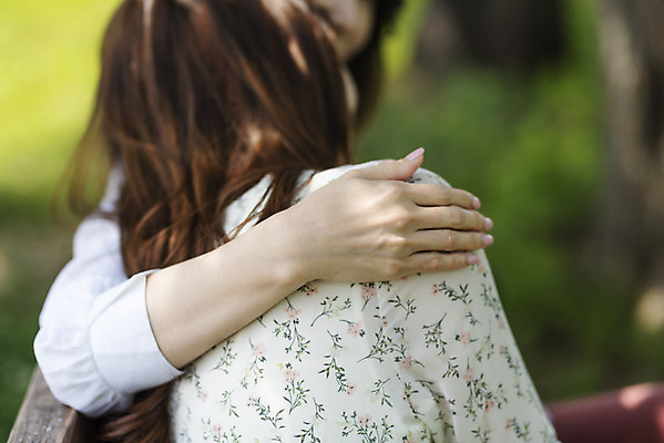 포토 JPG 주간 여자 딸 행복 여유 40대 중년 여행 벤치 데이트 가족 모녀 엄마 어깨동무 휴가 휴식 함께함 사랑 가족애 사람 앉기 상반신 20대 성인 야외 두명 옆모습 기댐 화목 다정 봄 기쁨 한국인 자녀 힐링 효도 경기도 두물머리 양평 여자만 어깨에손 국내포토 자연요소 계절 감정 뷰포인트 포즈 컨셉 의자 관계 모션 한국 동양인 청년 파일형식