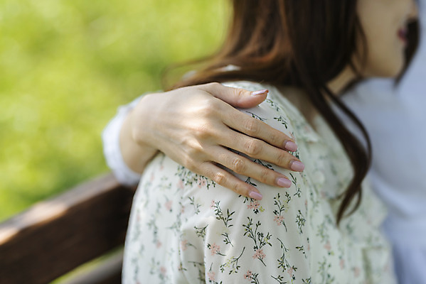 포토 JPG 주간 여자 딸 행복 여유 40대 중년 여행 벤치 데이트 가족 모녀 엄마 어깨동무 휴가 휴식 함께함 사랑 가족애 사람 앉기 상반신 20대 성인 야외 두명 옆모습 기댐 화목 다정 봄 기쁨 한국인 자녀 힐링 효도 경기도 두물머리 양평 여자만 어깨에손 국내포토 자연요소 계절 감정 뷰포인트 포즈 컨셉 의자 관계 모션 한국 동양인 청년 파일형식