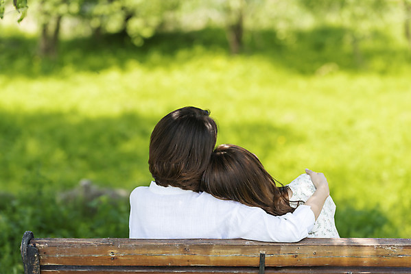 포토 JPG 주간 여자 딸 행복 여유 40대 중년 여행 벤치 데이트 가족 모녀 엄마 어깨동무 휴가 휴식 함께함 사랑 가족애 사람 앉기 잔디 상반신 20대 성인 야외 두명 뒷모습 기댐 화목 다정 봄 기쁨 한국인 자녀 힐링 효도 경기도 두물머리 양평 여자만 어깨에손 국내포토 자연요소 식물 계절 감정 뷰포인트 포즈 컨셉 의자 관계 모션 한국 동양인 청년 파일형식