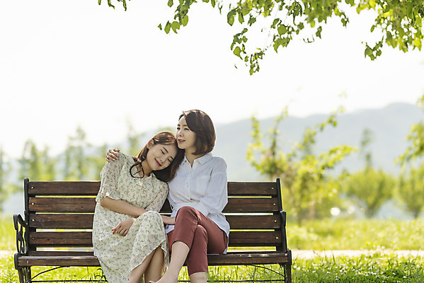 포토 JPG 주간 여자 딸 행복 여유 40대 중년 여행 벤치 데이트 가족 포옹 모녀 엄마 휴가 휴식 함께함 사랑 가족애 미소 사람 앉기 상반신 20대 성인 야외 두명 앞모습 기댐 화목 다정 봄 기쁨 한국인 자녀 힐링 효도 경기도 두물머리 양평 여자만 국내포토 자연요소 계절 감정 뷰포인트 컨셉 의자 관계 안기 모션 한국 표정 동양인 청년 파일형식