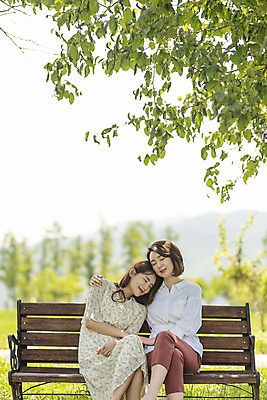 포토 JPG 주간 여자 딸 행복 여유 40대 중년 여행 벤치 데이트 가족 포옹 모녀 엄마 휴가 휴식 함께함 사랑 가족애 미소 사람 앉기 상반신 20대 성인 야외 두명 앞모습 기댐 화목 다정 봄 기쁨 한국인 자녀 힐링 효도 경기도 두물머리 양평 여자만 국내포토 자연요소 계절 감정 뷰포인트 컨셉 의자 관계 안기 모션 한국 표정 동양인 청년 파일형식