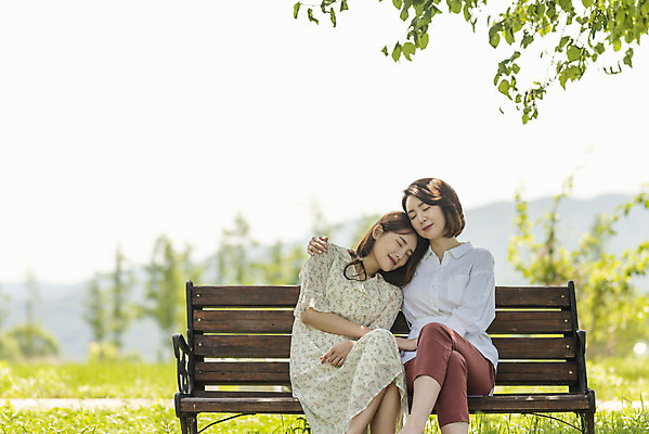 포토 JPG 주간 여자 딸 행복 여유 40대 중년 여행 벤치 데이트 가족 포옹 모녀 엄마 휴가 휴식 함께함 사랑 가족애 미소 사람 앉기 상반신 20대 성인 야외 두명 앞모습 기댐 화목 다정 봄 기쁨 한국인 자녀 힐링 효도 경기도 두물머리 양평 여자만 국내포토 자연요소 계절 감정 뷰포인트 컨셉 의자 관계 안기 모션 한국 표정 동양인 청년 파일형식