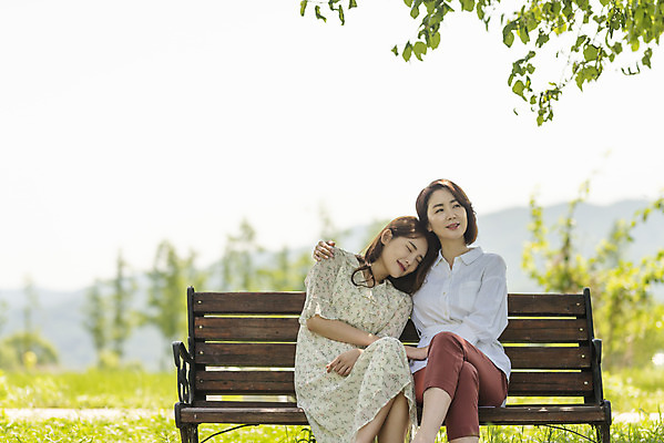 포토 JPG 주간 여자 딸 행복 여유 40대 중년 여행 벤치 데이트 가족 포옹 모녀 엄마 휴가 휴식 함께함 사랑 가족애 미소 사람 앉기 상반신 20대 성인 야외 두명 앞모습 기댐 화목 다정 봄 기쁨 한국인 자녀 힐링 효도 경기도 두물머리 양평 여자만 국내포토 자연요소 계절 감정 뷰포인트 컨셉 의자 관계 안기 모션 한국 표정 동양인 청년 파일형식