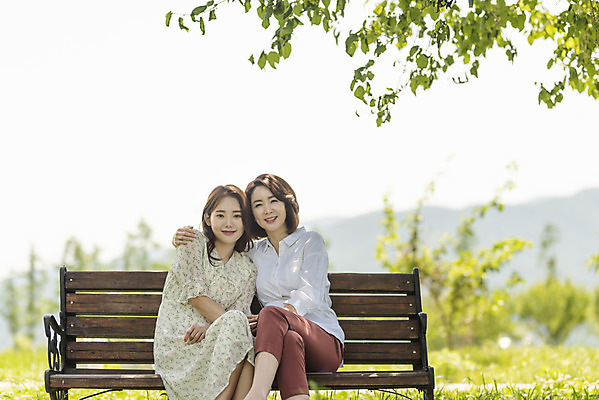 포토 JPG 주간 여자 딸 행복 여유 40대 중년 여행 벤치 데이트 가족 안기 포옹 모녀 엄마 휴가 휴식 함께함 사랑 가족애 미소 사람 앉기 상반신 20대 성인 야외 두명 앞모습 기댐 화목 다정 봄 기쁨 한국인 자녀 힐링 효도 경기도 두물머리 양평 여자만 국내포토 자연요소 계절 감정 뷰포인트 컨셉 의자 관계 모션 한국 표정 동양인 청년 파일형식